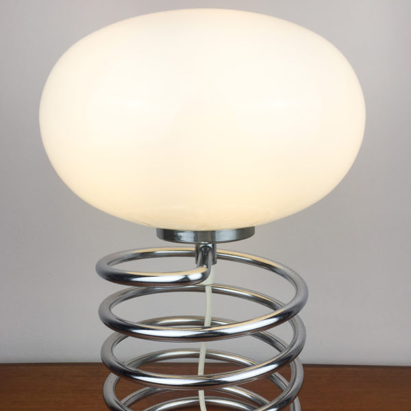 Eine traumhaft, elegante Pilzlampe aus den 60er/70er Jahren. Hergestellt in der Glashütte Limburg aus Limburg an der Lahn, in Rheinland-Pfalz. Sie ist absolut selten als komplett weisses Modell. Der Pilz besteht aus einem Oberteil/Lampenschirm und dem „Stiel“, also dem Lampenfuss. Beide Teile sind durch ein nicht sichtbares Verbindungsstück aus Messing verbunden. Die Lampe ist komplett aus satiniertem Glas und leuchtet mit deinen zwei Leuchtmitteln unten als auch oben.