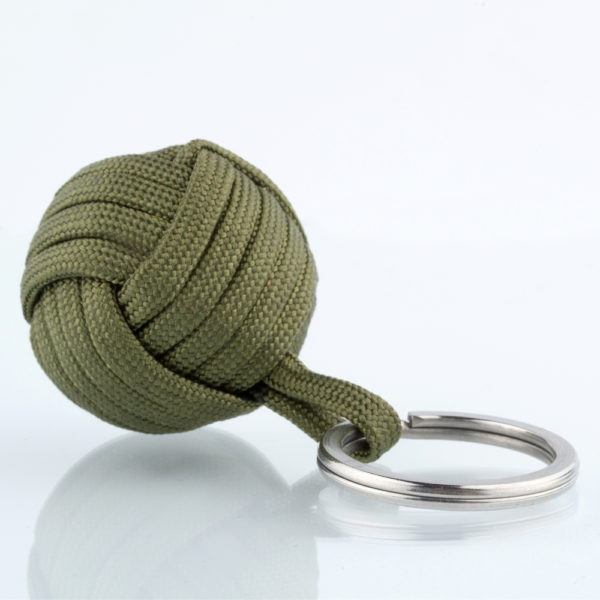 Seglerknoten Affenfaust. Ein Schlüsselanhänger aus olivfarbenem Paracordseil. Ein DIY Produkt. Der Schlüsselanhänger ist mit einem 3,2cm großen Edestahlfederring versehen.