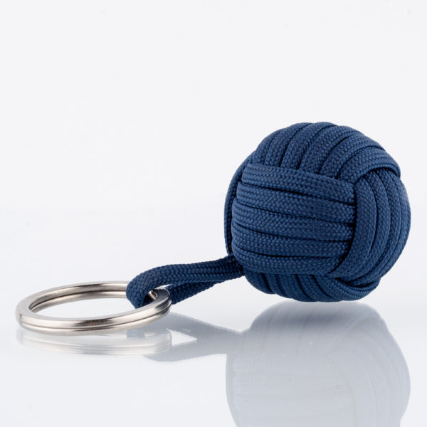 Der Seglerknoten Affenfaust als Schlüsselanhänger aus Paracord in Blau in einer Größe von 3,7cm. Der Anhänger ist mit einem Edelstahlfederring in 32mm Durchmesser für die Schlüssel versehen. Der Anhänger ist handgefertigt in hochwertiger Verarbeitung. Der kleine Helfer für den Alltag. Für Männer als auch für Frauen, die den maritimen Stil lieben. AHOI!