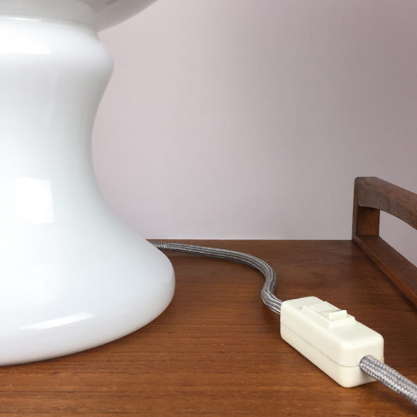 Die Lampe im Bauhaus Stil mit Ihrem kompletten Glaskorpus ist 38 cm hoch. Der runde Korpus ist ca. 30 cm breit. Fassung: E27. Maximal 60 Watt / LED 806 lm. Ich habe ein Leuchtmittel mit 6,3 Watt /LED 806 lm eingesetzt.