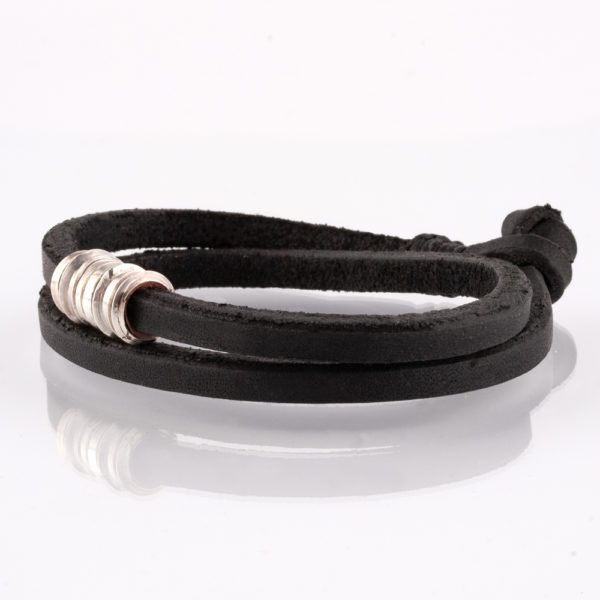 Das Armband ist in einem coolen, archaischen Look für Männer! Der Lederriemen ist 4cm x 4cm und die Silberösen sind aus 1,4 mm Vierkantdraht gedreht. Es ist handgefertigt und für die Ewigkeit. Der tägliche Begleiter. Egal ob zum Anzug, oder zum Casual Style. Am Mann sieht das immer kleidsam aus. Der Lederriemen ist doppelt um das Handgelenk gelegt und wird mit einem Knoten in einer Schlaufe geschlossen.