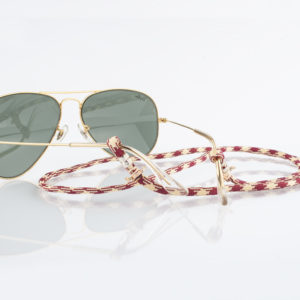 Brillenband Paracord Hahnentritt Silber. In der Farbkombination Weinrot, Crème im Hahnentrittmuster. Das Muster ist fröhlich, klassisch und kann zum Casual Look als auch zum klassischen Outfit getragen werden. Du kannst jede Farbe zu diesem Muster tragen. Ein klassisches Muster kombiniert mit modernem Look, oder auch zum Anzug. Ganz egal. Das ist das tolle an diesem Brillenband. Das Brillenband ist sehr hochwertig verarbeitet und ist auf Langlebigkeit ausgerichtet.Dieperlen, die den Brillenbügel halten sind aus 925er Sterlingsilber.