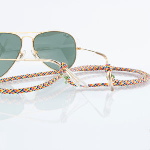 Let's go surfin to the 80ties. Brillenband in sommerlichen Farben, oder auch in den LGBT Farben mit Silberperlen aus 925er Sterlingsilber. Wer auf bunt steht, ist hier richtig. Kein lästiges Auf- und Absetzen mehr. Brillenband multicolor mit Silberperlen. Für die Sonnenbrille, oder die Alltagsbrille. Wenn Sie ein Brillenband tragen, haben Sie beide Hände frei für die vielen Aufgaben im Alltag. Kein lästiges Auf- und Absetzen mehr. Das Muster ist fröhlich, klassisch und kann zum Casual Look getragen werden. Du kannst jede Farbe zu diesem Muster tragen. Ganz egal. Das ist das tolle an diesem Brillenband. Das Brillenband ist sehr hochwertig verarbeitet und ist auf Langlebigkeit ausgerichtet. Die Perlen, die den Brillenbügel halten sind aus 925er Sterlingsilber. Die Schlaufen sind mit 1,0 mm Nylonband in pistaziengrün fixiert.