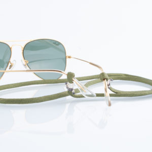 Brillenband Paracord in oliv und Silber. Das olivfarbene Brillenband lässt isch sehr gut im Casual Look als auch zum klassischen Outfit getragen werden. Du kannst aber auch knallige Farben zu oliv kombinieren. Das ist das tolle an diesem Brillenband, ist die zusätzliche Farbkomponente, die Du auch wieder in Deiner Kleidung aufgreifen kannst. Das Brillenband ist sehr hochwertig verarbeitet und ist auf Langlebigkeit ausgerichtet. Die Perlen, die den Brillenbügel halten sind aus 925er Sterlingsilber und sind mit grauem 1,0 mm dünnen Nylonband fixiert.