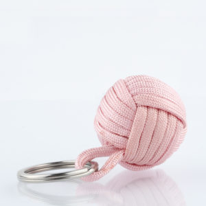 Seglerknoten Affenfaust. Ein Schlüsselanhänger aus rosafarbenem Paracordseil. Ein DIY Produkt. Der Schlüsselanhänger ist mit einem 3,2cm großen Edestahlfederring versehen.