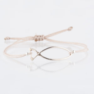 Das zarte Armband ist aus einem 1mm zarten Nylonband und 935er Silber gefertigt. Der Fisch wird in der Werkstatt im room27 individuell für Dich geschmiedet. Er ist 2,5 cm breit und etwa 7mm bis 8mm hoch an der höchsten Stelle. Die Grundform des Fisches ist immer gleich, wird jedoch durch die handgefertigte Herstellung charmante und individuelle Unterschiede aufweisen. So ist dann aber auch jeder Fisch ein Unikat. Deine Bestellung wird extra angefertigt. Rechts und links vom Fisch sitzen auf dem Nylonband jeweils eine kleine Silberkugel. Der Verschluss ist aus dem gleichen Nylonband, wie das eigentliche Armband gefertigt. Es ist ein Macramee Knoten, durch den die Bänder des Armbandes laufen. Somit ist das Armband verstellbar und hat eine Einheitsgröße. Der Verschluss ist aus dem gleichen Nylonband aus dem auch das Armband gefertigt ist. Es ist ein Macramee Knoten, durch den die Bänder des Armbandes laufen. Somit ist das Armband verstellbar und hat eine Einheitsgröße. Zur Auswahl stehen die Farben sand, hellrosa, hellapricot, sonnengelb, altrosa, lachs, pink, lila, grau, olivgrau, grün, hellpetrol, hellblau, türkis, dunkelblau, schwarz.