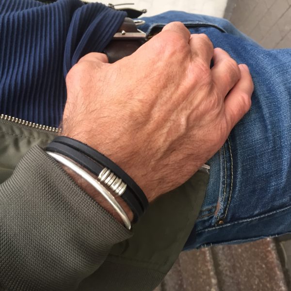 Diese 4mm mal 4mm dicke Lederarmband ist mit dicken, handgedrehten Silberösen versehen. Du kannst dieses doppelt gedrehte Armband sehr schön mit anderen Armbänder kombinieren. Hier ein Kombination mit einer 4mm dicken Silber Armspange aus 935 er Silber. Diese gibt es auch hier im Shop. Das sieht echt cool aus. Trau Dich ruhig verschiedene Armbänder zusammen zu tragen.