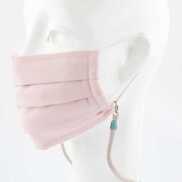 Das Maskenband ist der kleine Helfer im Alltag. Hier in der Farbkombi in sand und türkis. Eine tolle Farbe, die viel Farbe verträgt. Damit Du nicht ständig Deine Maske aus der Tasche holen musst, oder in der Hand hältst, hängst Du die Maske mit dem Band einfach um den Hals und steckst sie Dir in die Tasche Deines Oberhemdes, oder in die Revertasche Deiner Jacke, wenn Du sie nicht benötigst. Sie kann aber auch einfach runterhängen. Ob Du bei der Arbeit bist, in ein Geschäft, oder ins Restaurant gehst, Du kannst sie schnell aufsetzen. Sogar mit einer Hand ist das möglich. Die zwei Karabinerverschlüsse klemmst Du einfach an das Gummiband, das bei Gebrauch um die Ohren gelegt wird. Durch das Eigengewicht hängen die Karabiner an der tiefsten Stelle des Gummibandes, sodaß sie auch nicht an den Ohren drücken können. Die Maskenbänder werden mit Deinem Farb-Wunsch angefertigt. Wähle Deine Wunschfarbe für die Bänder, die die Karabiner halten, im Menü aus.