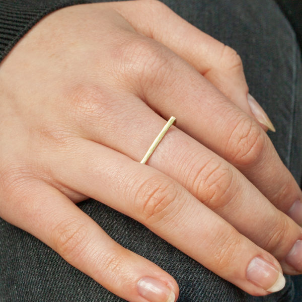 Der Ring ist aus einem 1,5mm starkem Messing Runddraht gefertigt. Messing schimmert wie 750er Gold und lässt sich sehr gut mit Roségold und Silber kombinieren. Der Runddraht ist flach gehämmert, sodass eine geschlagene, Unebenheit auf der Oberfläche entsteht. Unten ist der Ring rund und oben verläuft der flach gehämmerte Draht gerade. Die Form ist grafisch und sieht sehr cool zu anderen Ringen aus. Der Ring wird hier im room27 handgefertigt. Mit Hilfe eines Ringmaßes wird speziell für die Kundin, oder den Kunden der Ring angefertigt. Hier findest Du Dein Ringmaß, beziehungsweise Deinen Ringumfang. Als Hilfe kannst Du Dir einfach einen Deiner bisherigen Ringe an ein Lineal halten und den Durchmesser ablesen. Wenn Du zum Beispiel alte Ringe hast, die Du allein nicht mehr tragen würdest, überlege Dir doch mal wie schön Deine alten Ringe mit einem neuen Doppelring kombiniert werden können.
