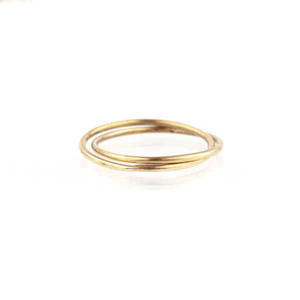 Ein Doppelring, bestehend aus zwei Ringen die aus einem 1,5mm starkem Messing Runddraht gefertigt sind. Messing schimmert wie 750er Gold und lässt sich sehr gut mit Roségold und Silber kombinieren. Die Ringe sind ineinanderverlötet. Wie zwei Kettenglieder miteinander verbunden sind. Der Ring wird hier im room27 handgefertigt. Mit Hilfe eines Ringmaßes wird speziell für die Kundin, oder den Kunden der Ring angefertigt. Hier findest Du Dein Ringmaß, beziehungsweise Deinen Ringumfang. Als Hilfe kannst Du Dir einfach einen Deiner bisherigen Ringe an ein Lineal halten und den Durchmesser ablesen. Wenn Du zum Beispiel alte Ringe hast, die Du allein nicht mehr tragen würdest, überlege Dir doch mal wie schön Deine alten Ringe mit einem neuen Doppelring kombiniert werden können.