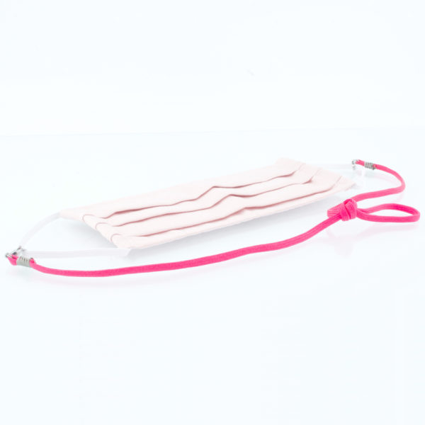 Das Masken Band ist der kleine Helfer im Alltag. Hier in der Farbkombi neon pink und sandgrau. Damit Du nicht ständig Deine Maske aus der Tasche holen musst, oder in der Hand hältst, hängst Du die Maske mit dem Band einfach um den Hals und steckst sie Dir in die Tasche Deines Oberhemdes, oder in die Revertasche Deiner Jacke, wenn Du sie nicht benötigst. Sie kann aber auch einfach runterhängen. Ob Du bei der Arbeit bist, in ein Geschäft, oder ins Restaurant gehst, Du kannst sie schnell aufsetzen. Sogar mit einer Hand ist das möglich. Die zwei Karabinerverschlüsse klemmst Du einfach an das Gummiband, das bei Gebrauch um die Ohren gelegt wird. Durch das Eigengewicht hängen die Karabiner an der tiefsten Stelle des Gummibandes, sodaß sie auch nicht an den Ohren drücken können. Die Maskenbänder werden mit Deinem Farbwunsch angefertigt. Wähle Deine Wunschfarbe für die Bänder, die die Karabiner halten, im Menü aus.