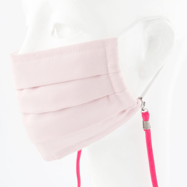 Das Masken Band ist der kleine Helfer im Alltag. Hier in der Farbkombi neon pink und sandgrau. Damit Du nicht ständig Deine Maske aus der Tasche holen musst, oder in der Hand hältst, hängst Du die Maske mit dem Band einfach um den Hals und steckst sie Dir in die Tasche Deines Oberhemdes, oder in die Revertasche Deiner Jacke, wenn Du sie nicht benötigst. Sie kann aber auch einfach runterhängen. Ob Du bei der Arbeit bist, in ein Geschäft, oder ins Restaurant gehst, Du kannst sie schnell aufsetzen. Sogar mit einer Hand ist das möglich. Die zwei Karabinerverschlüsse klemmst Du einfach an das Gummiband, das bei Gebrauch um die Ohren gelegt wird. Durch das Eigengewicht hängen die Karabiner an der tiefsten Stelle des Gummibandes, sodaß sie auch nicht an den Ohren drücken können. Die Maskenbänder werden mit Deinem Farbwunsch angefertigt. Wähle Deine Wunschfarbe für die Bänder, die die Karabiner halten, im Menü aus.