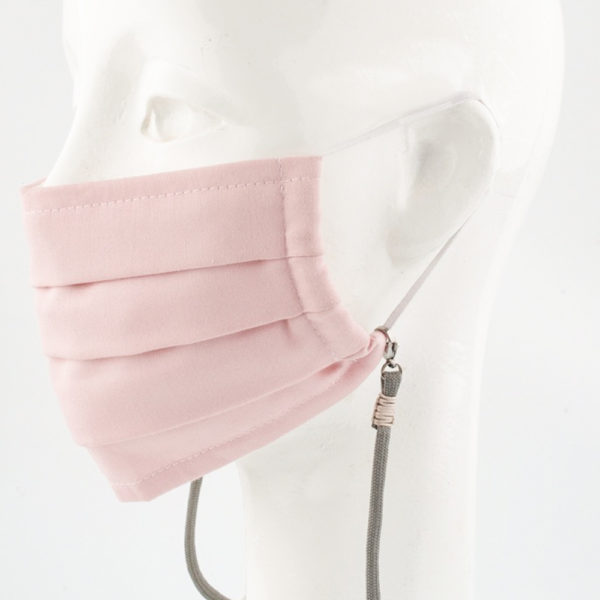 Das Masken Band ist der kleine Helfer im Alltag. Hier in der Farbkombi grau und beige. Damit Du nicht ständig Deine Maske aus der Tasche holen musst, oder in der Hand hältst, hängst Du die Maske mit dem Band einfach um den Hals und steckst sie Dir in die Tasche Deines Oberhemdes, oder in die Revertasche Deiner Jacke, wenn Du sie nicht benötigst. Sie kann aber auch einfach runterhängen. Ob Du bei der Arbeit bist, in ein Geschäft, oder ins Restaurant gehst, Du kannst sie schnell aufsetzen. Sogar mit einer Hand ist das möglich. Die zwei Karabinerverschlüsse klemmst Du einfach an das Gummiband, das bei Gebrauch um die Ohren gelegt wird. Durch das Eigengewicht hängen die Karabiner an der tiefsten Stelle des Gummibandes, sodaß sie auch nicht an den Ohren drücken können. Die Maskenbänder werden mit Deinem Farbwunsch angefertigt. Wähle Deine Wunschfarbe für die Bänder, die die Karabiner halten, im Menü aus.