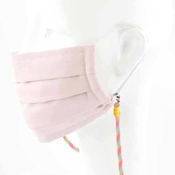 Das Maskenband ist der kleine Helfer im Alltag. Hier in der Farbkombi grün orange rot und pink. Damit Du nicht ständig Deine Maske aus der Tasche holen musst, oder in der Hand hältst, hängst Du die Maske mit dem Band einfach um den Hals, oder steckst sie Dir in die Tasche Deines Oberhemdes, oder in die Tasche Deiner Jacke, wenn Du sie nicht benötigst. Sie kann aber auch einfach runterhängen. Ob Du bei der Arbeit bist, in ein Geschäft, oder ins Restaurant gehst, Du kannst sie schnell aufsetzen. Sogar mit einer Hand ist das möglich. Die zwei Karabinerverschlüsse klemmst Du einfach an das Gummiband, das bei Gebrauch um die Ohren gelegt wird. Durch das Eigengewicht hängen die Karabiner an der tiefsten Stelle des Gummibandes, sodaß sie auch nicht an den Ohren drücken können. Die Maskenbänder werden mit Deinem Farbwunsch angefertigt. Wähle Deine Wunschfarbe für die Bänder, die die Karabiner halten, im Menü aus.