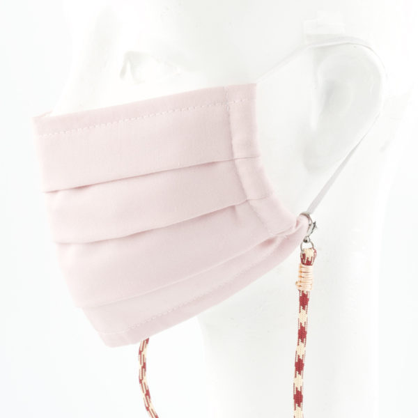 Das Masken Band ist der kleine Helfer im Alltag. Hier in der Farbkombi bordeaux und creme im Hahnentrittmuster. Damit Du nicht ständig Deine Maske aus der Tasche holen musst, oder in der Hand hältst, hängst Du die Maske mit dem Band einfach um den Hals und steckst sie Dir in die Tasche Deines Oberhemdes, oder in die Revertasche Deiner Jacke, wenn Du sie nicht benötigst. Sie kann aber auch einfach runterhängen. Ob Du bei der Arbeit bist, in ein Geschäft, oder ins Restaurant gehst, Du kannst sie schnell aufsetzen. Sogar mit einer Hand ist das möglich. Die zwei Karabinerverschlüsse klemmst Du einfach an das Gummiband, das bei Gebrauch um die Ohren gelegt wird. Durch das Eigengewicht hängen die Karabiner an der tiefsten Stelle des Gummibandes, sodaß sie auch nicht an den Ohren drücken können. Die Maskenbänder werden mit Deinem Farb-Wunsch angefertigt. Wähle Deine Wunschfarbe für die Bänder, die die Karabiner halten, im Menü aus.