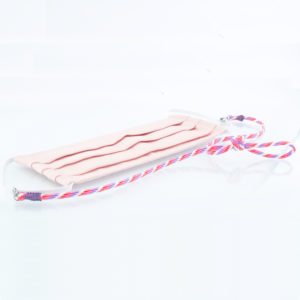 Das Maskenband ist der kleine Helfer im Alltag. Hier in der Farbkombi lila pink weiss und lila. Damit Du nicht ständig Deine Maske aus der Tasche holen musst, oder in der Hand hältst, hängst Du die Maske mit dem Band einfach um den Hals, oder steckst sie Dir in die Tasche Deines Oberhemdes, oder in die Tasche Deiner Jacke, wenn Du sie nicht benötigst. Sie kann aber auch einfach runterhängen. Ob Du bei der Arbeit bist, in ein Geschäft, oder ins Restaurant gehst, Du kannst sie schnell aufsetzen. Sogar mit einer Hand ist das möglich. Die zwei Karabinerverschlüsse klemmst Du einfach an das Gummiband, das bei Gebrauch um die Ohren gelegt wird. Durch das Eigengewicht hängen die Karabiner an der tiefsten Stelle des Gummibandes, sodaß sie auch nicht an den Ohren drücken können. Die Maskenbänder werden mit Deinem Farbwunsch angefertigt. Wähle Deine Wunschfarbe für die Bänder, die die Karabiner halten, im Menü aus.