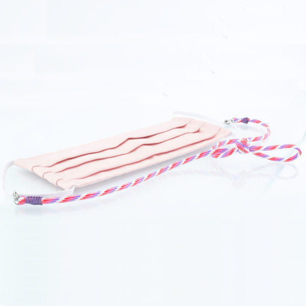 Das Maskenband ist der kleine Helfer im Alltag. Hier in der Farbkombi lila pink weiss und lila. Damit Du nicht ständig Deine Maske aus der Tasche holen musst, oder in der Hand hältst, hängst Du die Maske mit dem Band einfach um den Hals, oder steckst sie Dir in die Tasche Deines Oberhemdes, oder in die Tasche Deiner Jacke, wenn Du sie nicht benötigst. Sie kann aber auch einfach runterhängen. Ob Du bei der Arbeit bist, in ein Geschäft, oder ins Restaurant gehst, Du kannst sie schnell aufsetzen. Sogar mit einer Hand ist das möglich. Die zwei Karabinerverschlüsse klemmst Du einfach an das Gummiband, das bei Gebrauch um die Ohren gelegt wird. Durch das Eigengewicht hängen die Karabiner an der tiefsten Stelle des Gummibandes, sodaß sie auch nicht an den Ohren drücken können. Die Maskenbänder werden mit Deinem Farbwunsch angefertigt. Wähle Deine Wunschfarbe für die Bänder, die die Karabiner halten, im Menü aus.