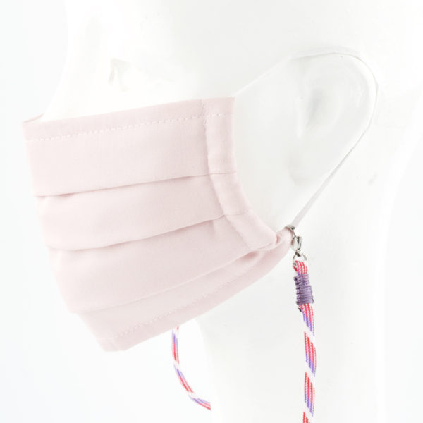 Das Maskenband ist der kleine Helfer im Alltag. Hier in der Farbkombi lila pink weiss und lila. Damit Du nicht ständig Deine Maske aus der Tasche holen musst, oder in der Hand hältst, hängst Du die Maske mit dem Band einfach um den Hals, oder steckst sie Dir in die Tasche Deines Oberhemdes, oder in die Tasche Deiner Jacke, wenn Du sie nicht benötigst. Sie kann aber auch einfach runterhängen. Ob Du bei der Arbeit bist, in ein Geschäft, oder ins Restaurant gehst, Du kannst sie schnell aufsetzen. Sogar mit einer Hand ist das möglich. Die zwei Karabinerverschlüsse klemmst Du einfach an das Gummiband, das bei Gebrauch um die Ohren gelegt wird. Durch das Eigengewicht hängen die Karabiner an der tiefsten Stelle des Gummibandes, sodaß sie auch nicht an den Ohren drücken können. Die Maskenbänder werden mit Deinem Farbwunsch angefertigt. Wähle Deine Wunschfarbe für die Bänder, die die Karabiner halten, im Menü aus.