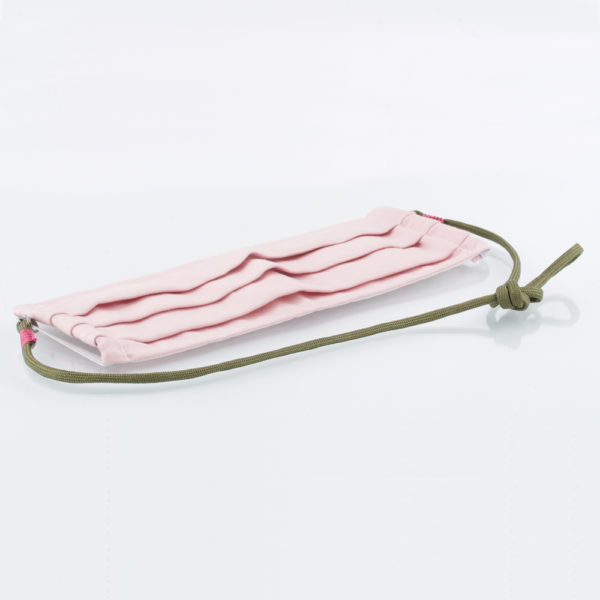 Das Maskenband ist der kleine Helfer im Alltag. Hier in der Farbkombi oliv und pink. Wer mutig ist, trägt Farbe. Damit Du nicht ständig Deine Maske aus der Tasche holen musst, oder in der Hand hältst, hängst Du die Maske mit dem Band einfach um den Hals und steckst sie Dir in die Tasche Deines Oberhemdes, oder in die Revertasche Deiner Jacke, wenn Du sie nicht benötigst. Sie kann aber auch einfach runterhängen. Ob Du bei der Arbeit bist, in ein Geschäft, oder ins Restaurant gehst, Du kannst sie schnell aufsetzen. Sogar mit einer Hand ist das möglich. Die zwei Karabinerverschlüsse klemmst Du einfach an das Gummiband, das bei Gebrauch um die Ohren gelegt wird. Durch das Eigengewicht hängen die Karabiner an der tiefsten Stelle des Gummibandes, sodaß sie auch nicht an den Ohren drücken können. Die Maskenbänder werden mit Deinem Farb-Wunsch angefertigt. Wähle Deine Wunschfarbe für die Bänder, die die Karabiner halten, im Menü aus.