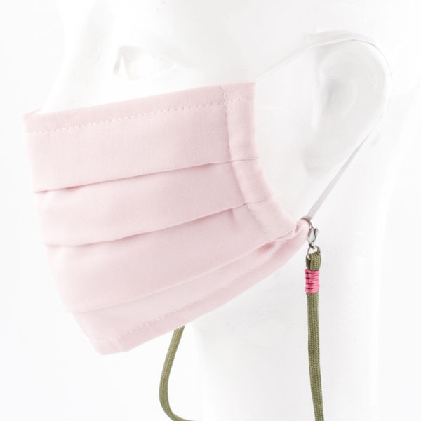 Das Maskenband ist der kleine Helfer im Alltag. Hier in der Farbkombi oliv und pink. Wer mutig ist, trägt Farbe. Damit Du nicht ständig Deine Maske aus der Tasche holen musst, oder in der Hand hältst, hängst Du die Maske mit dem Band einfach um den Hals und steckst sie Dir in die Tasche Deines Oberhemdes, oder in die Revertasche Deiner Jacke, wenn Du sie nicht benötigst. Sie kann aber auch einfach runterhängen. Ob Du bei der Arbeit bist, in ein Geschäft, oder ins Restaurant gehst, Du kannst sie schnell aufsetzen. Sogar mit einer Hand ist das möglich. Die zwei Karabinerverschlüsse klemmst Du einfach an das Gummiband, das bei Gebrauch um die Ohren gelegt wird. Durch das Eigengewicht hängen die Karabiner an der tiefsten Stelle des Gummibandes, sodaß sie auch nicht an den Ohren drücken können. Die Maskenbänder werden mit Deinem Farb-Wunsch angefertigt. Wähle Deine Wunschfarbe für die Bänder, die die Karabiner halten, im Menü aus.