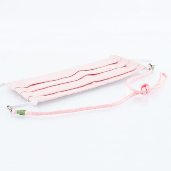 Das Maskenband ist der kleine Helfer im Alltag. Hier in einfarbig rosa. Damit Du nicht ständig Deine Maske aus der Tasche holen musst, oder in der Hand hältst, hängst Du die Maske mit dem Band einfach um den Hals und steckst sie Dir in die Tasche Deines Oberhemdes, oder in die Revertasche Deiner Jacke, wenn Du sie nicht benötigst. Sie kann aber auch einfach runterhängen. Ob Du bei der Arbeit bist, oder in ein Geschäft, oder ins Restaurant gehst, kannst Du sie schnell aufsetzen. Die zwei Karabinerverschlüsse klemmst Du einfach an das Gummiband, das bei Gebrauch um die Ohren gelegt wird. Durch das Eigengewicht hängen die Karabiner an der tiefsten Stelle des Gummibandes, sodaß sie auch nicht an den Ohren drücken können. Die Maskenbänder werden auf Deinen Farb-Wunsch hin angefertigt. Somit kannst Du Dir die Farbe der Bänder, die die Karabiner halten, im Menü aussuchen.