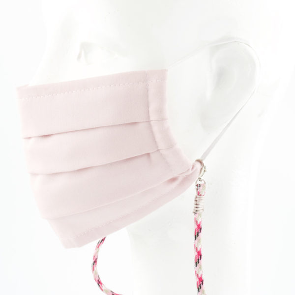 Das Maskenband ist der kleine Helfer im Alltag. Hier in der Farbkombi im Pepita Look mit rosa, schwarz und beige. Ein Klassiker, der modern als hipp kombiniert werden kann. Damit Du nicht ständig Deine Maske aus der Tasche holen musst, oder in der Hand hältst, hängst Du die Maske mit dem Band einfach um den Hals und steckst sie Dir in die Tasche Deines Oberhemdes, oder in die Revertasche Deiner Jacke, wenn Du sie nicht benötigst. Sie kann aber auch einfach runterhängen. Ob Du bei der Arbeit bist, oder in ein Geschäft, oder ins Restaurant gehst, kannst Du sie schnell aufsetzen. Die zwei Karabinerverschlüsse klemmst Du einfach an das Gummiband, das bei Gebrauch um die Ohren gelegt wird. Durch das Eigengewicht hängen die Karabiner an der tiefsten Stelle des Gummibandes, sodaß sie auch nicht an den Ohren drücken können. Die Maskenbänder werden auf Deinen Farb-Wunsch hin angefertigt. Somit kannst Du Dir die Farbe der Bänder, die die Karabiner halten im Menü aussuchen.