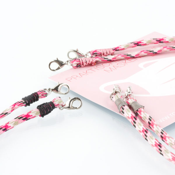 Das Maskenband ist der kleine Helfer im Alltag. Hier in der Farbkombi im Pepita Look mit rosa, schwarz und beige. Ein Klassiker, der modern als hipp kombiniert werden kann. Damit Du nicht ständig Deine Maske aus der Tasche holen musst, oder in der Hand hältst, hängst Du die Maske mit dem Band einfach um den Hals und steckst sie Dir in die Tasche Deines Oberhemdes, oder in die Revertasche Deiner Jacke, wenn Du sie nicht benötigst. Sie kann aber auch einfach runterhängen. Ob Du bei der Arbeit bist, oder in ein Geschäft, oder ins Restaurant gehst, kannst Du sie schnell aufsetzen. Die zwei Karabinerverschlüsse klemmst Du einfach an das Gummiband, das bei Gebrauch um die Ohren gelegt wird. Durch das Eigengewicht hängen die Karabiner an der tiefsten Stelle des Gummibandes, sodaß sie auch nicht an den Ohren drücken können. Die Maskenbänder werden auf Deinen Farb-Wunsch hin angefertigt. Somit kannst Du Dir die Farbe der Bänder, die die Karabiner halten im Menü aussuchen.