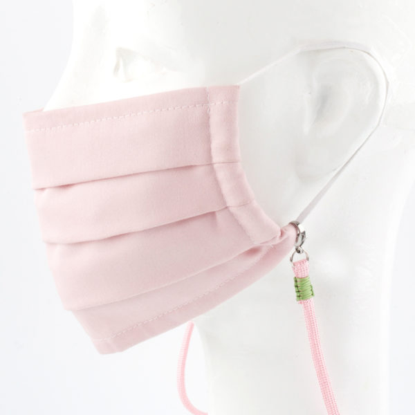 Das Maskenband ist der kleine Helfer im Alltag. Hier in einfarbig rosa. Damit Du nicht ständig Deine Maske aus der Tasche holen musst, oder in der Hand hältst, hängst Du die Maske mit dem Band einfach um den Hals und steckst sie Dir in die Tasche Deines Oberhemdes, oder in die Revertasche Deiner Jacke, wenn Du sie nicht benötigst. Sie kann aber auch einfach runterhängen. Ob Du bei der Arbeit bist, oder in ein Geschäft, oder ins Restaurant gehst, kannst Du sie schnell aufsetzen. Die zwei Karabinerverschlüsse klemmst Du einfach an das Gummiband, das bei Gebrauch um die Ohren gelegt wird. Durch das Eigengewicht hängen die Karabiner an der tiefsten Stelle des Gummibandes, sodaß sie auch nicht an den Ohren drücken können. Die Maskenbänder werden auf Deinen Farb-Wunsch hin angefertigt. Somit kannst Du Dir die Farbe der Bänder, die die Karabiner halten, im Menü aussuchen.