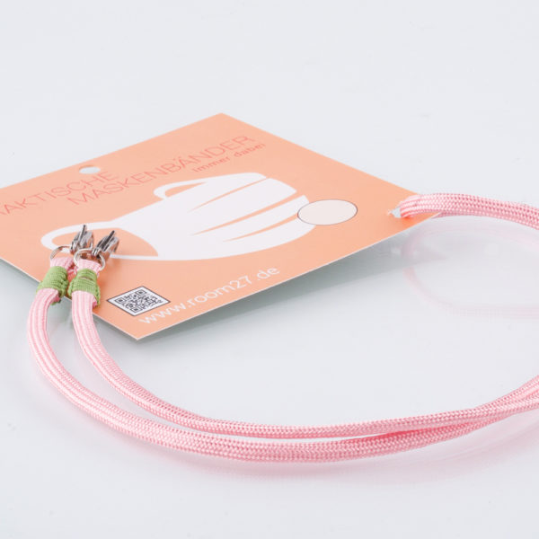 Das Maskenband ist der kleine Helfer im Alltag. Hier in einfarbig rosa. Damit Du nicht ständig Deine Maske aus der Tasche holen musst, oder in der Hand hältst, hängst Du die Maske mit dem Band einfach um den Hals und steckst sie Dir in die Tasche Deines Oberhemdes, oder in die Revertasche Deiner Jacke, wenn Du sie nicht benötigst. Sie kann aber auch einfach runterhängen. Ob Du bei der Arbeit bist, oder in ein Geschäft, oder ins Restaurant gehst, kannst Du sie schnell aufsetzen. Die zwei Karabinerverschlüsse klemmst Du einfach an das Gummiband, das bei Gebrauch um die Ohren gelegt wird. Durch das Eigengewicht hängen die Karabiner an der tiefsten Stelle des Gummibandes, sodaß sie auch nicht an den Ohren drücken können. Die Maskenbänder werden auf Deinen Farb-Wunsch hin angefertigt. Somit kannst Du Dir die Farbe der Bänder, die die Karabiner halten, im Menü aussuchen.