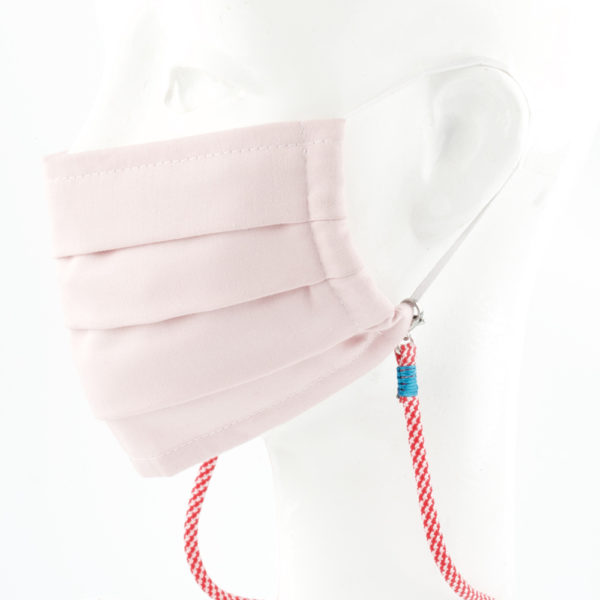 Das Masken Band ist der kleine Helfer im Alltag. Hier in der Farbkombi rot und weiss. Damit Du nicht ständig Deine Maske aus der Tasche holen musst, oder in der Hand hältst, hängst Du die Maske mit dem Band einfach um den Hals und steckst sie Dir in die Tasche Deines Oberhemdes, oder in die Revertasche Deiner Jacke, wenn Du sie nicht benötigst. Sie kann aber auch einfach runterhängen. Ob Du bei der Arbeit bist, oder in ein Geschäft, oder ins Restaurant gehst, kannst Du sie schnell aufsetzen. Die zwei Karabinerverschlüsse klemmst Du einfach an das Gummiband, das bei Gebrauch um die Ohren gelegt wird. Durch das Eigengewicht hängen die Karabiner an der tiefsten Stelle des Gummibandes, sodaß sie auch nicht an den Ohren drücken können. Wähle Deine Farbkombi für die Bänder, die den Karabiner halten.