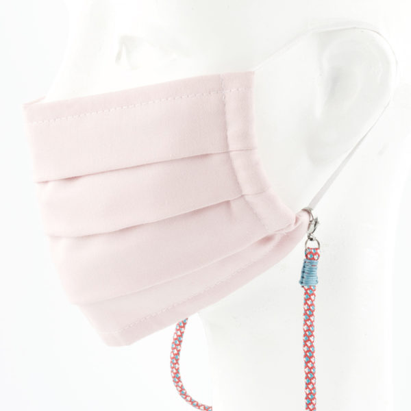Das Maskenband ist der kleine Helfer im Alltag. Hier in der Farbkombi à la Frankreich. Blau, rot, weiss. Damit Du nicht ständig Deine Maske aus der Tasche holen musst, oder in der Hand hältst, hängst Du die Maske mit dem Band einfach um den Hals und steckst sie Dir in die Tasche Deines Oberhemdes, oder in die Revertasche Deiner Jacke, wenn Du sie nicht benötigst. Sie kann aber auch einfach runterhängen. Ob Du bei der Arbeit bist, in ein Geschäft, oder ins Restaurant gehst, Du kannst sie schnell aufsetzen. Sogar mit einer Hand ist das möglich. Die zwei Karabinerverschlüsse klemmst Du einfach an das Gummiband, das bei Gebrauch um die Ohren gelegt wird. Durch das Eigengewicht hängen die Karabiner an der tiefsten Stelle des Gummibandes, sodaß sie auch nicht an den Ohren drücken können. Die Maskenbänder werden mit Deinem Farb-Wunsch angefertigt. Wähle Deine Wunschfarbe für die Bänder, die die Karabiner halten, im Menü aus.