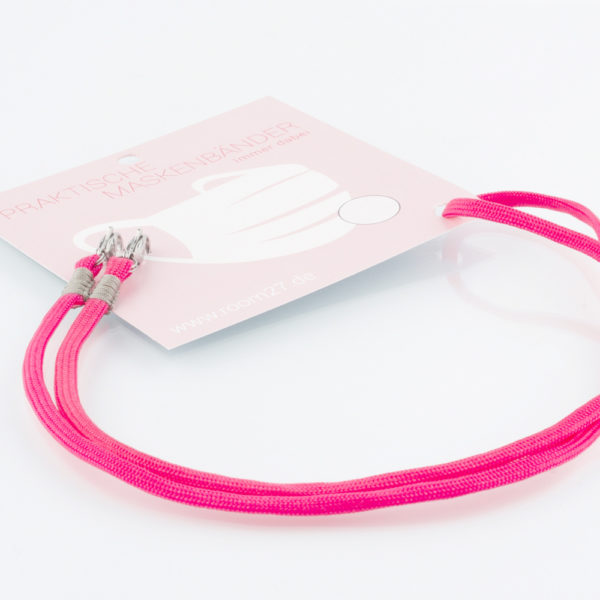 Das Masken Band ist der kleine Helfer im Alltag. Hier in der Farbkombi neon pink und sandgrau. Damit Du nicht ständig Deine Maske aus der Tasche holen musst, oder in der Hand hältst, hängst Du die Maske mit dem Band einfach um den Hals und steckst sie Dir in die Tasche Deines Oberhemdes, oder in die Revertasche Deiner Jacke, wenn Du sie nicht benötigst. Sie kann aber auch einfach runterhängen. Ob Du bei der Arbeit bist, in ein Geschäft, oder ins Restaurant gehst, Du kannst sie schnell aufsetzen. Sogar mit einer Hand ist das möglich. Die zwei Karabinerverschlüsse klemmst Du einfach an das Gummiband, das bei Gebrauch um die Ohren gelegt wird. Durch das Eigengewicht hängen die Karabiner an der tiefsten Stelle des Gummibandes, sodaß sie auch nicht an den Ohren drücken können. Die Maskenbänder werden mit Deinem Farbwunsch angefertigt. Wähle Deine Wunschfarbe für die Bänder, die die Karabiner halten, im Menü aus.
