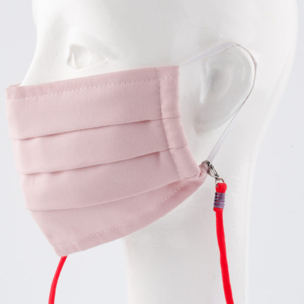 Das Masken Band ist der kleine Helfer im Alltag. Hier in der Farbkombi orange und lila. Damit Du nicht ständig Deine Maske aus der Tasche holen musst, oder in der Hand hältst, hängst Du die Maske mit dem Band einfach um den Hals und steckst sie Dir in die Tasche Deines Oberhemdes, oder in die Revertasche Deiner Jacke, wenn Du sie nicht benötigst. Sie kann aber auch einfach runterhängen. Ob Du bei der Arbeit bist, in ein Geschäft, oder ins Restaurant gehst, Du kannst sie schnell aufsetzen. Sogar mit einer Hand ist das möglich. Die zwei Karabinerverschlüsse klemmst Du einfach an das Gummiband, das bei Gebrauch um die Ohren gelegt wird. Durch das Eigengewicht hängen die Karabiner an der tiefsten Stelle des Gummibandes, sodaß sie auch nicht an den Ohren drücken können. Die Maskenbänder werden mit Deinem Farbwunsch angefertigt. Wähle Deine Wunschfarbe für die Bänder, die die Karabiner halten, im Menü aus.