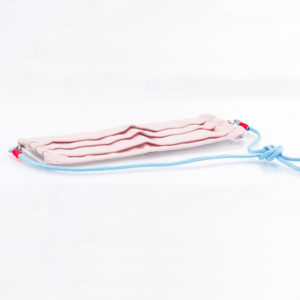 Das Maskenband ist der kleine Helfer im Alltag. Hier in der Farbkombi in hellblau und neonpink. Hellblau ist eine freundliche und leichte Farbe. Sie passt sehr gut zu einer weissen Bluse, oder einem weissen Hemd. Damit Du nicht ständig Deine Maske aus der Tasche holen musst, oder in der Hand hältst, hängst Du die Maske mit dem Band einfach um den Hals und steckst sie Dir in die Tasche Deines Oberhemdes, oder in die Revertasche Deiner Jacke, wenn Du sie nicht benötigst. Sie kann aber auch einfach runterhängen. Ob Du bei der Arbeit bist, oder in ein Geschäft, oder ins Restaurant gehst, kannst Du sie schnell aufsetzen. Die zwei Karabinerverschlüsse klemmst Du einfach an das Gummiband, das bei Gebrauch um die Ohren gelegt wird. Durch das Eigengewicht hängen die Karabiner an der tiefsten Stelle des Gummibandes, sodaß sie auch nicht an den Ohren drücken können. Stelle Dir Deine Farbkombi zusammen.
