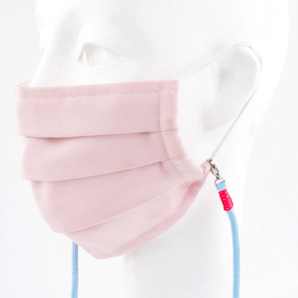 Das Maskenband ist der kleine Helfer im Alltag. Hier in der Farbkombi in hellblau und neonpink. Hellblau ist eine freundliche und leichte Farbe. Sie passt sehr gut zu einer weissen Bluse, oder einem weissen Hemd. Damit Du nicht ständig Deine Maske aus der Tasche holen musst, oder in der Hand hältst, hängst Du die Maske mit dem Band einfach um den Hals und steckst sie Dir in die Tasche Deines Oberhemdes, oder in die Revertasche Deiner Jacke, wenn Du sie nicht benötigst. Sie kann aber auch einfach runterhängen. Ob Du bei der Arbeit bist, oder in ein Geschäft, oder ins Restaurant gehst, kannst Du sie schnell aufsetzen. Die zwei Karabinerverschlüsse klemmst Du einfach an das Gummiband, das bei Gebrauch um die Ohren gelegt wird. Durch das Eigengewicht hängen die Karabiner an der tiefsten Stelle des Gummibandes, sodaß sie auch nicht an den Ohren drücken können. Stelle Dir Deine Farbkombi zusammen.