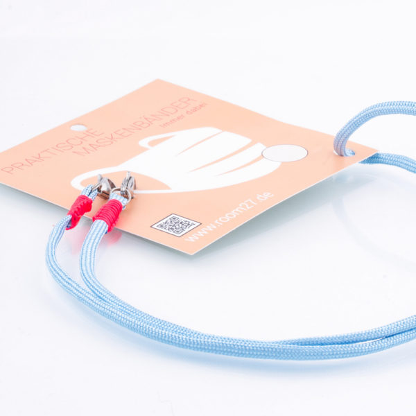 Das Maskenband ist der kleine Helfer im Alltag. Hier in der Farbkombi in hellblau und neonpink. Hellblau ist eine freundliche und leichte Farbe. Sie passt sehr gut zu einer weissen Bluse, oder einem weissen Hemd. Damit Du nicht ständig Deine Maske aus der Tasche holen musst, oder in der Hand hältst, hängst Du die Maske mit dem Band einfach um den Hals und steckst sie Dir in die Tasche Deines Oberhemdes, oder in die Revertasche Deiner Jacke, wenn Du sie nicht benötigst. Sie kann aber auch einfach runterhängen. Ob Du bei der Arbeit bist, oder in ein Geschäft, oder ins Restaurant gehst, kannst Du sie schnell aufsetzen. Die zwei Karabinerverschlüsse klemmst Du einfach an das Gummiband, das bei Gebrauch um die Ohren gelegt wird. Durch das Eigengewicht hängen die Karabiner an der tiefsten Stelle des Gummibandes, sodaß sie auch nicht an den Ohren drücken können. Stelle Dir Deine Farbkombi zusammen.