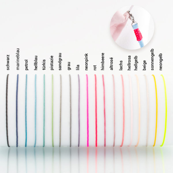 Das Maskenband ist der kleine Helfer im Alltag. Hier in der Farbkombi in hellblau und neonpink. Hellblau ist eine freundliche und leichte Farbe. Sie passt sehr gut zu einer weissen Bluse, oder einem weissen Hemd. Damit Du nicht ständig Deine Maske aus der Tasche holen musst, oder in der Hand hältst, hängst Du die Maske mit dem Band einfach um den Hals und steckst sie Dir in die Tasche Deines Oberhemdes, oder in die Revertasche Deiner Jacke, wenn Du sie nicht benötigst. Sie kann aber auch einfach runterhängen. Ob Du bei der Arbeit bist, oder in ein Geschäft, oder ins Restaurant gehst, kannst Du sie schnell aufsetzen. Die zwei Karabinerverschlüsse klemmst Du einfach an das Gummiband, das bei Gebrauch um die Ohren gelegt wird. Durch das Eigengewicht hängen die Karabiner an der tiefsten Stelle des Gummibandes, sodaß sie auch nicht an den Ohren drücken können. Stelle Dir Deine Farbkombi zusammen.