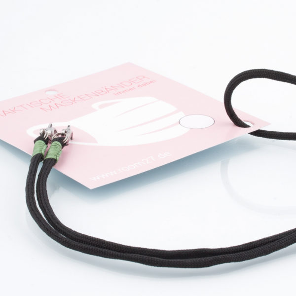 Das Maskenband ist der kleine Helfer im Alltag. Hier in der Farbkombi in schwarz und Pistazie. Schwarz ist stets elegant. Damit Du nicht ständig Deine Maske aus der Tasche holen musst, oder in der Hand hältst, hängst Du die Maske mit dem Band einfach um den Hals und steckst sie Dir in die Tasche Deines Oberhemdes, oder in die Revertasche Deiner Jacke, wenn Du sie nicht benötigst. Sie kann aber auch einfach runterhängen. Ob Du bei der Arbeit bist, oder in ein Geschäft, oder ins Restaurant gehst, kannst Du sie schnell aufsetzen. Die zwei Karabinerverschlüsse klemmst Du einfach an das Gummiband, das bei Gebrauch um die Ohren gelegt wird. Durch das Eigengewicht hängen die Karabiner an der tiefsten Stelle des Gummibandes, sodaß sie auch nicht an den Ohren drücken können. Stelle Dir Deine Farbkombi zusammen.