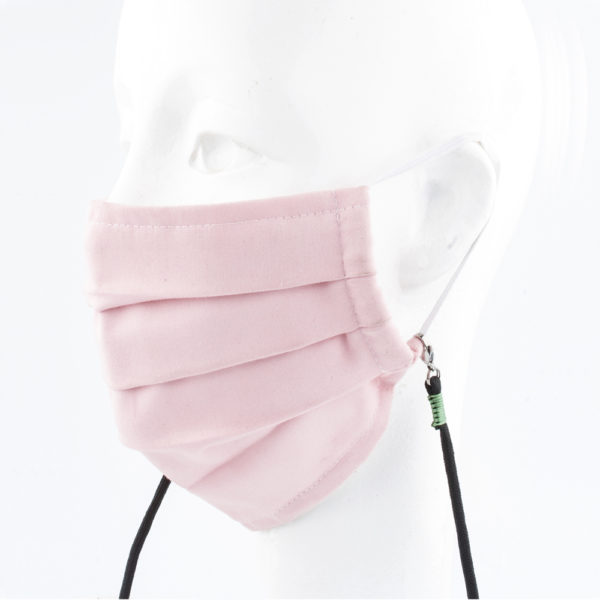 Das Maskenband ist der kleine Helfer im Alltag. Hier in der Farbkombi in schwarz und Pistazie. Schwarz ist stets elegant. Damit Du nicht ständig Deine Maske aus der Tasche holen musst, oder in der Hand hältst, hängst Du die Maske mit dem Band einfach um den Hals und steckst sie Dir in die Tasche Deines Oberhemdes, oder in die Revertasche Deiner Jacke, wenn Du sie nicht benötigst. Sie kann aber auch einfach runterhängen. Ob Du bei der Arbeit bist, oder in ein Geschäft, oder ins Restaurant gehst, kannst Du sie schnell aufsetzen. Die zwei Karabinerverschlüsse klemmst Du einfach an das Gummiband, das bei Gebrauch um die Ohren gelegt wird. Durch das Eigengewicht hängen die Karabiner an der tiefsten Stelle des Gummibandes, sodaß sie auch nicht an den Ohren drücken können. Stelle Dir Deine Farbkombi zusammen.