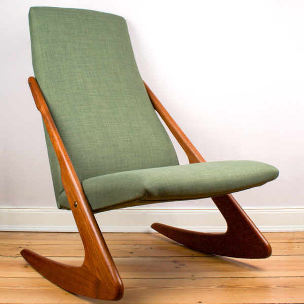 Dieser Schaukestuhl aus den 1960er Jahren ist ein Must Have für jeden Fan der Midcentury Ära. Der Schaukelstuhl ist sehr gemütlich. Die Verbindung zwischen Lehne und Fuss in Form eines Boomerangs ist optisch und funktionell eine herausragende Design Idee. Der hellgrüne Wollstoff ist in Verbindung mit dem Teakholz ist eine harmonische Farbkombination. Der Schaukelstuhl lässt sich ganz wunderbar mit modernen Möbeln aus der heutigen Zeit kombinieren. Die Möbel aus den 1950er und 1960er Jahren erleben ja gerade wieder ein Revival.