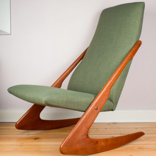 Dieser Schaukestuhl aus den 1960er Jahren ist ein Must Have für jeden Fan der Midcentury Ära. Der Schaukelstuhl ist sehr gemütlich. Die Verbindung zwischen Lehne und Fuss in Form eines Boomerangs ist optisch und funktionell eine herausragende Design Idee. Der hellgrüne Wollstoff ist in Verbindung mit dem Teakholz ist eine harmonische Farbkombination. Der Schaukelstuhl lässt sich ganz wunderbar mit modernen Möbeln aus der heutigen Zeit kombinieren. Die Möbel aus den 1950er und 1960er Jahren erleben ja gerade wieder ein Revival.