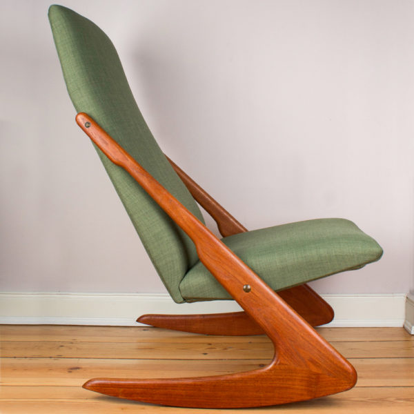 Dieser Schaukestuhl aus den 1960er Jahren ist ein Must Have für jeden Fan der Midcentury Ära. Der Schaukelstuhl ist sehr gemütlich. Die Verbindung zwischen Lehne und Fuss in Form eines Boomerangs ist optisch und funktionell eine herausragende Design Idee. Der hellgrüne Wollstoff ist in Verbindung mit dem Teakholz ist eine harmonische Farbkombination. Der Schaukelstuhl lässt sich ganz wunderbar mit modernen Möbeln aus der heutigen Zeit kombinieren. Die Möbel aus den 1950er und 1960er Jahren erleben ja gerade wieder ein Revival.