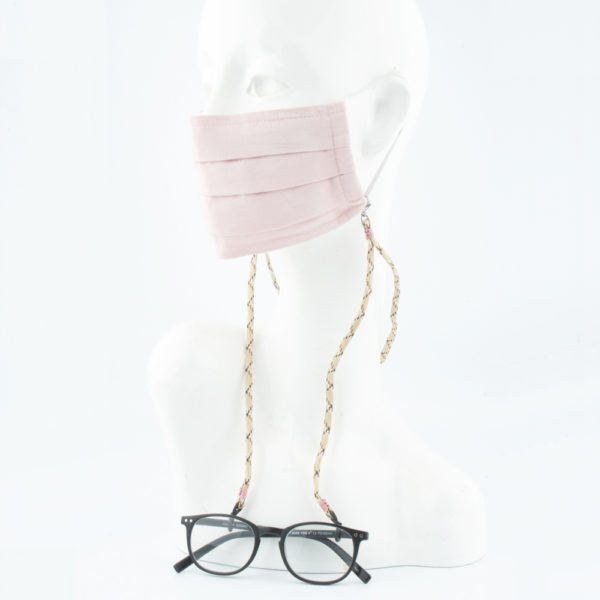 Mit dem Masken Brillen Band kannst Du die Maske als auch Deine Brille gleichzeitig tragen, abwechselnd und gleichzeitig abnehmen und aufsetzen, ohne dass Du sie in die Tasche stecken musst. Sie hängen beide fest am Band und um Deinen Hals.