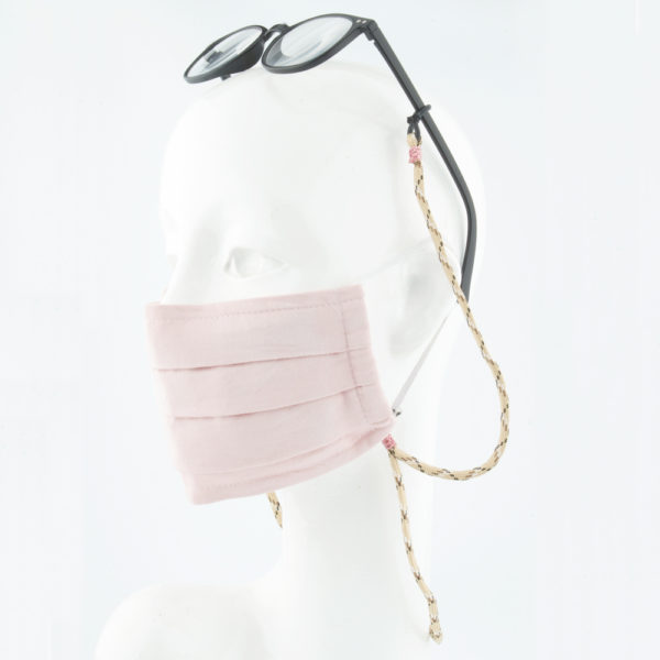 Mit dem Masken Brillen Band kannst Du die Maske als auch Deine Brille gleichzeitig tragen, abwechselnd und gleichzeitig abnehmen und aufsetzen, ohne dass Du sie in die Tasche stecken musst. Sie hängen beide fest am Band und um Deinen Hals.