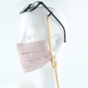 Die Masken Brillen Kette ist stylisch und zugleich eine effektive Hilfe im Alltag. Hier in Edelstahl, goldfarben. Die Panzerkette ist ein Klassiker und findet sich in vielen Accessoires wieder. Zum Beispiel in den Tragriemen von den angesagten Handtaschen. Damit Du nicht ständig Deine Maske aus der Tasche holen musst, oder in der Hand hältst, hängst Du die Maske einfach um den Hals. An der Kette kannst Du die Maske, als auch Deine Brille befestigen. Die zwei Karabinerverschlüsse klemmst Du einfach an die Maske. Die Kette hat also eine Doppelfunktion. Für die Brille sind die Ösen aus Naturkautschuk vorgesehen, durch die Du die Brillenbügel durchsteckst. Jederzeit kannst Du somit die Brille absetzen, oder aufsetzen, ohne sie wegzulegen. Du solltest immer erst die Maske und dann die Brille aufsetzen.