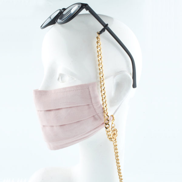 Die Masken Brillen Kette ist stylisch und zugleich eine effektive Hilfe im Alltag. Hier in Edelstahl, goldfarben. Die Panzerkette ist ein Klassiker und findet sich in vielen Accessoires wieder. Zum Beispiel in den Tragriemen von den angesagten Handtaschen. Damit Du nicht ständig Deine Maske aus der Tasche holen musst, oder in der Hand hältst, hängst Du die Maske einfach um den Hals. An der Kette kannst Du die Maske, als auch Deine Brille befestigen. Die zwei Karabinerverschlüsse klemmst Du einfach an die Maske. Die Kette hat also eine Doppelfunktion. Für die Brille sind die Ösen aus Naturkautschuk vorgesehen, durch die Du die Brillenbügel durchsteckst. Jederzeit kannst Du somit die Brille absetzen, oder aufsetzen, ohne sie wegzulegen. Du solltest immer erst die Maske und dann die Brille aufsetzen.