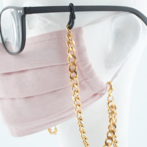 Die Masken Brillen Kette ist stylisch und zugleich eine effektive Hilfe im Alltag. Hier in Edelstahl, goldfarben. Die Panzerkette ist ein Klassiker und findet sich in vielen Accessoires wieder. Zum Beispiel in den Tragriemen von den angesagten Handtaschen. Damit Du nicht ständig Deine Maske aus der Tasche holen musst, oder in der Hand hältst, hängst Du die Maske einfach um den Hals. An der Kette kannst Du die Maske, als auch Deine Brille befestigen. Die zwei Karabinerverschlüsse klemmst Du einfach an die Maske. Die Kette hat also eine Doppelfunktion. Für die Brille sind die Ösen aus Naturkautschuk vorgesehen, durch die Du die Brillenbügel durchsteckst. Jederzeit kannst Du somit die Brille absetzen, oder aufsetzen, ohne sie wegzulegen. Du solltest immer erst die Maske und dann die Brille aufsetzen.