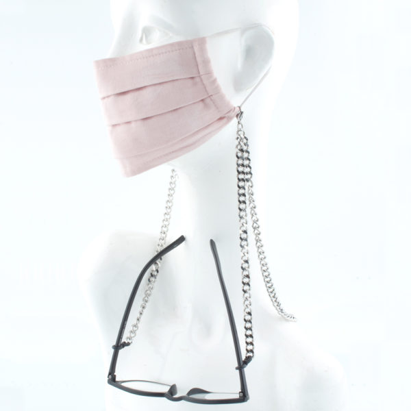Die Masken Brillen Kette ist stylisch und zugleich eine effektive Hilfe im Alltag. Hier in Edelstahl, silber. Die Panzerkette ist ein Klassiker und findet sich in vielen Accessoires wieder. Zum Beispiel in den Tragriemen von den angesagten Handtaschen. Damit Du nicht ständig Deine Maske aus der Tasche holen musst, oder in der Hand hältst, hängst Du die Maske einfach um den Hals. An die Kette kannst Du die Maske, als auch Deine Brille befestigen. Die zwei Karabinerverschlüsse klemmst Du einfach an die Maske. Gleichzeitig kannst Du auch als Brillenträger die Brille am selben Band mit der Maske zusammen tragen. Für die Brille sind die Ösen aus Naturkautschuck vorgesehen, durch die Du die Brillenbügel durchsteckst. Jederzeit kannst Du somit die Brille absetzen, oder aufsetzen, ohne sie wegzulegen. Du solltest immer erst die Maske und dann die Brille aufsetzen.