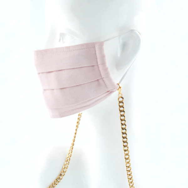 Die Masken Kette Gold ist stylisch, edel und zugleich eine effektive Hilfe im Alltag. Hier in Edelstahl, goldfarben. Die Panzerkette ist ein Klassiker und findet sich in vielen Accessoires wieder. Zum Beispiel in den Tragriemen von den angesagten Handtaschen. Damit Du nicht ständig Deine Maske aus der Tasche holen musst, oder in der Hand hältst, hängst Du die Maske einfach um den Hals. Die zwei Karabinerverschlüsse klemmst Du einfach an die Maske.