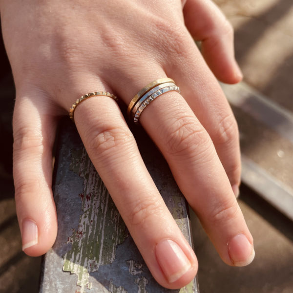 Ein Ring, gefertigt aus 1,5mm starkem Vierkant 92er Sterling Silberdraht. Der Ring ist so geschliffen als wären viele, kleine Brillanten aufgesetzt. Er glitzert richtig schön und ist ein zarter, aber auch starker Statementring. Er lässt sich ganz wunderbar mit anderen zarten Ringen im Stackinglook kombinieren. Du kannst zum Beispiel, den gleichen Ring in Messing dazu nehmen. So wie auf dem Modefoto. Messing sieht aus wie 18 karätigem Gold. Wie Gelbgold. Der Ring wird hier im room27 handgefertigt. Mit Hilfe eines Ringmaßes wird speziell für die Kundin, oder den Kunden der Ring angefertigt. Hier findest Du Dein Ringmaß, beziehungsweise Deinen Ringumfang. Als Hilfe kannst Du Dir einfach einen Deiner bisherigen Ringe an ein Lineal halten und den Durchmesser ablesen.